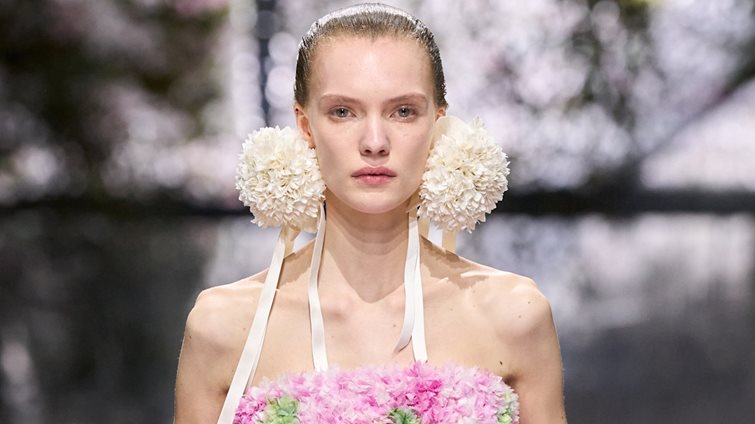 Στο Dior Haute Couture SS26 show εντοπίσαμε το απόλυτο beauty trend για τους επόμενους μήνες