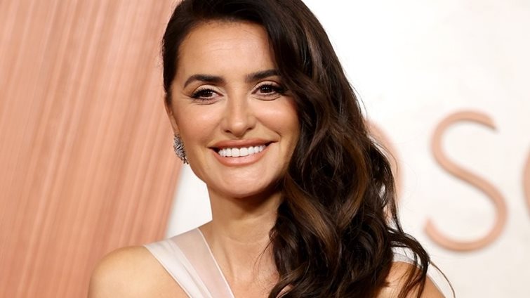 Penélope Cruz: Εμφανίστηκε στο show του οίκου Chanel με το ιδανικό χτένισμα για καρέ μαλλιά