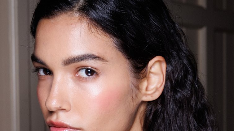 Skin Perfector: Αυτό το προϊόν μακιγιάζ χαρίζει ανάλαφρη κάλυψη και φυσική λάμψη