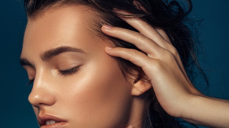 Αυτή η βραδινή συνήθεια προκαλεί μαύρους κύκλους και πρήξιμο στα μάτια