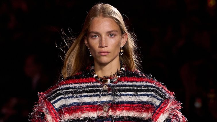 Chanel SS26: Ένα νέο σύμπαν όπου κυριαρχούν τα φυσικά hair & make up looks