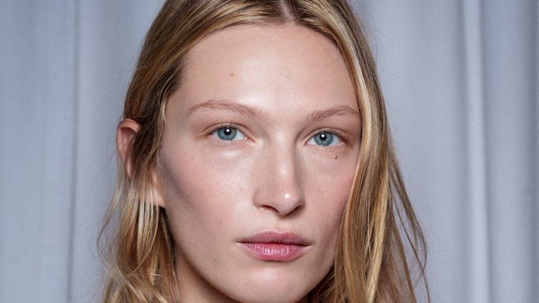 Το "χρυσό" στοιχείο στο skincare που αυξάνει την παραγωγή κολλαγόνου