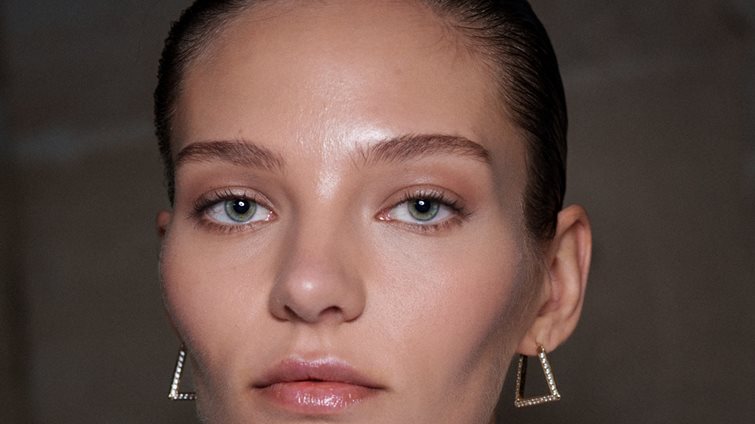 Αυτό το serum με νιασιναμίδη βελτιώνει ορατά τη θαμπή, ανομοιόμορφη υφή