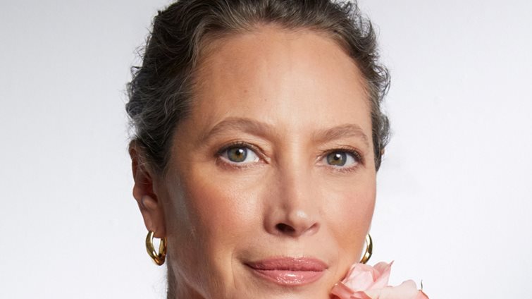 Η iconic Christy Turlington γίνεται η νέα μούσα για ένα από τα πιο εμβληματικά brands ομορφιάς