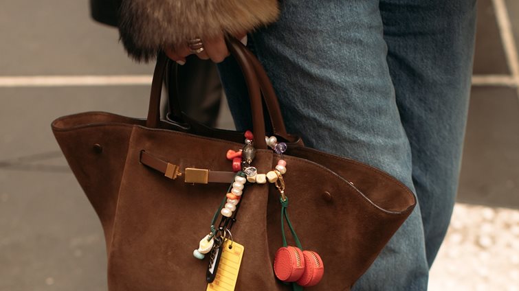 Αυτό είναι το dupe της πιο hot suede τσάντας που λατρεύουν τα it-girls