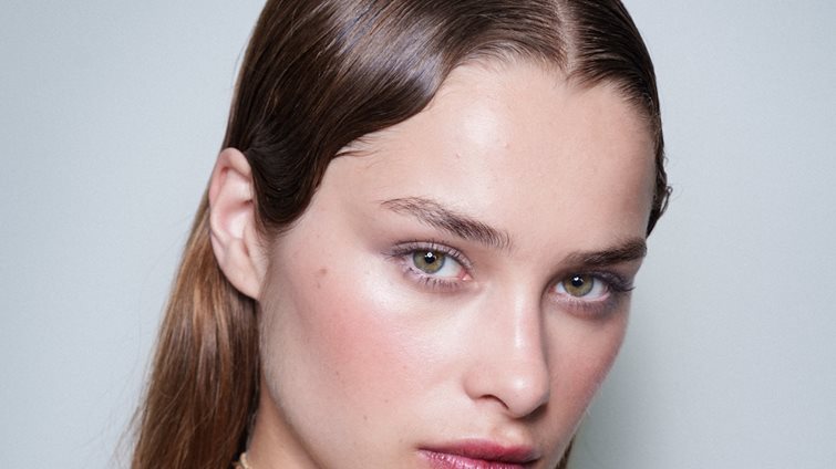 3 εντελώς ανέξοδα μυστικά για πιο λαμπερή και σφριγηλή επιδερμίδα από ποτέ