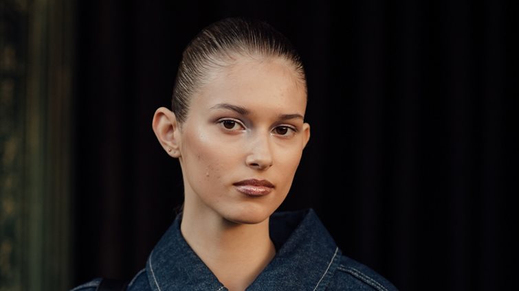 Αυτό είναι το χτένισμα που χαρίζει εφέ βλεφαροπλαστικής