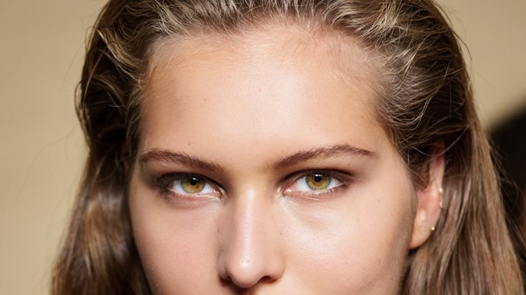 Όλα τα μυστικά για να διατηρήσουμε λαμπερή την επιδερμίδα μας μέσα στις γιορτές