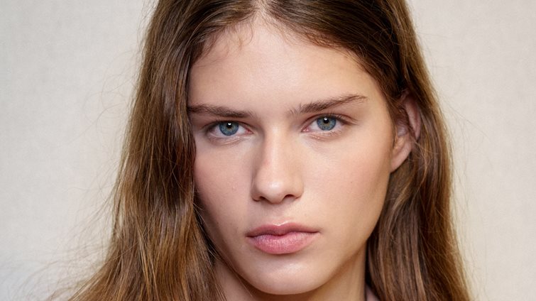 Plump επιδερμίδα με λιγότερα από 7€; Κι όμως, βρήκαμε το έλαιο με σκουαλένιο που ορκίζονται οι experts