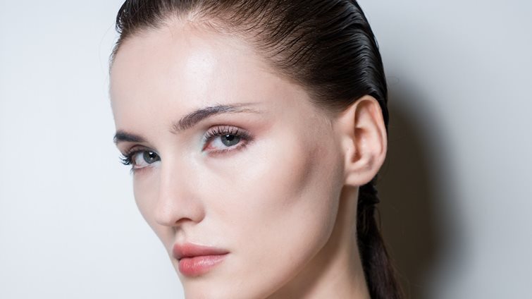 Χαλάρωση και λεπτές γραμμές στον λαιμό: Οι 2 καλύτεροι τρόποι αντιμετώπισης