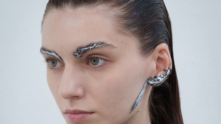 7 must have προϊόντα ομορφιάς που φέρνουν τη βροχή των αστεριών στα beauty look μας