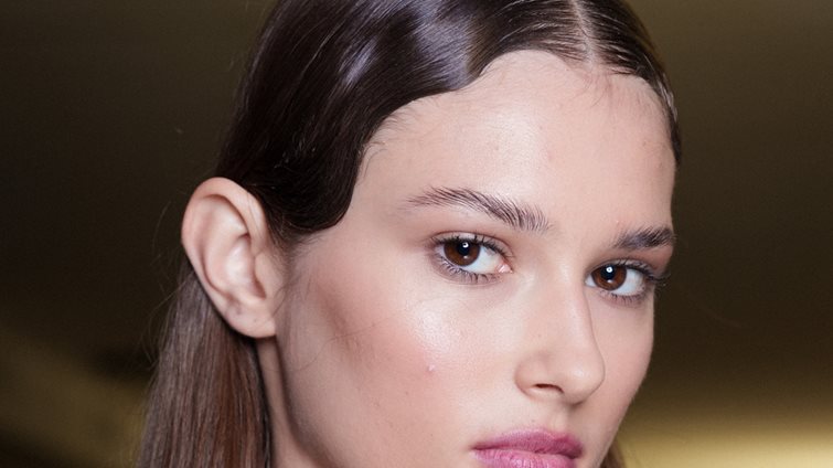 Η τελευταία λέξη της μόδας στο μακιγιάζ: 4 προϊόντα που αξίζουν μια θέση στο νεσεσέρ σου