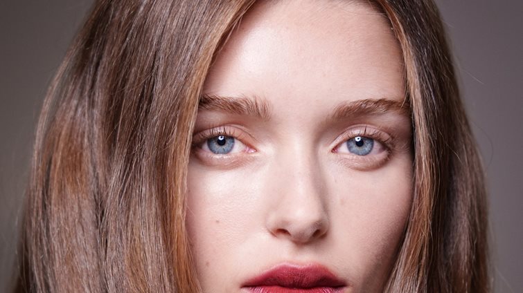 Μπορντό ή σάπιο μήλο; Αυτές οι αποχρώσεις χαρίζουν τα effortless chic μακιγιάζ της σεζόν