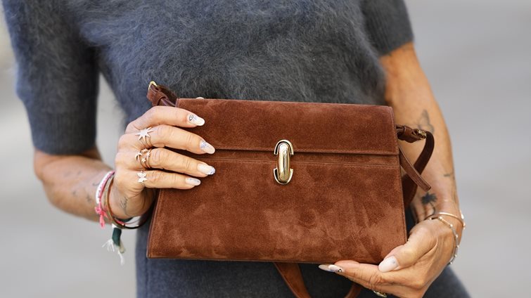5 suede τσάντες από ZARA που θα ανανεώσουν το στυλ του χειμώνα (και της άνοιξης)