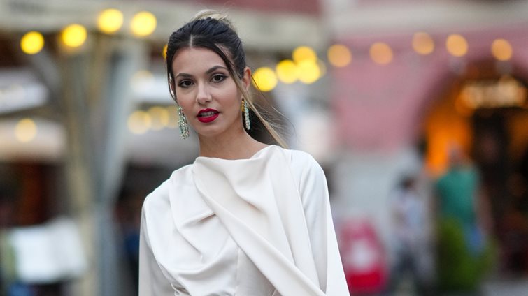 Κόκκινο χρώμα στα χείλη: 4 επιλογές για το πιο εντυπωσιακό αποτέλεσμα στις γιορτές