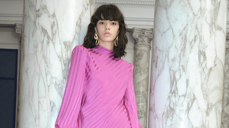 Ο οίκος Valentino επαναφέρει τις πιο αναγνωρίσιμες γόβες στην pre-fall συλλογή του