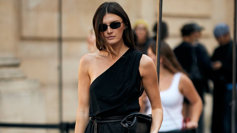 Αυτό το σατέν παντελόνι των 16 ευρώ από ZARA μοιάζει έξτρα "πολυτελές"