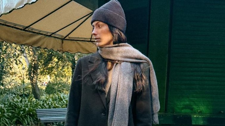 Κάτω από 20 ευρώ: Το μακρύ παλτό από ZARA που θα φοράς κάθε μέρα το 2026