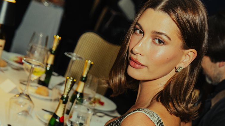 Το Υ2Κ βραδινό item της Hailey Bieber που θα πέθαινες να αποκτήσεις