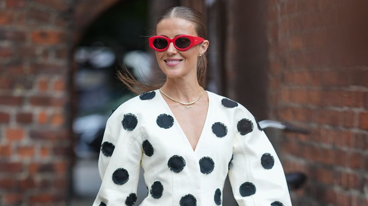 Polka dot: Πώς θα φορέσεις την εμμονή του καλοκαιριού τον φετινό χειμώνα