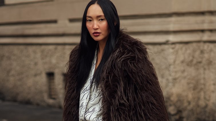 Latte looks: 10 items σε καφέ και λευκό που θα δημιουργήσουν τα πιο κομψά casual outfits του χειμώνα