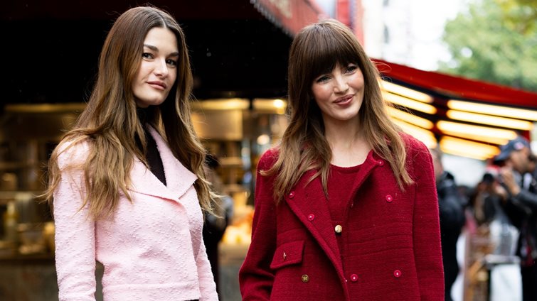 Ξέχνα το κόκκινο: Αυτή η απρόσμενη απόχρωση θα "απογειώσει" τα festive λουκ σου