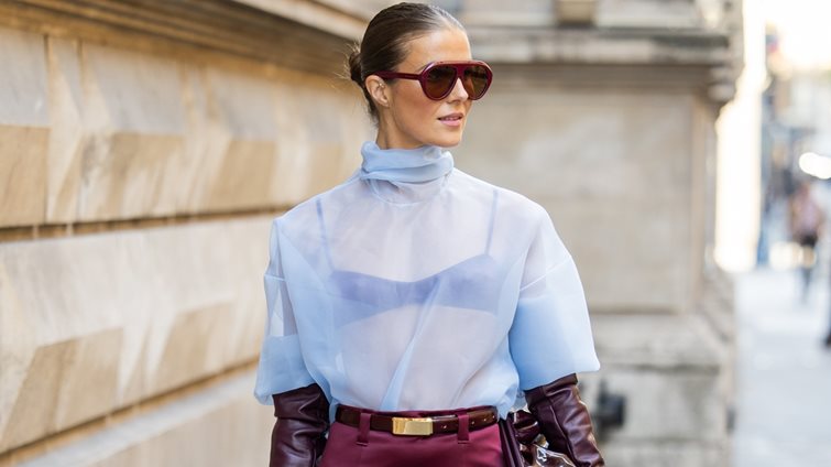 Μπλε & Μπορντό: 3 stylish λουκ για να δοκιμάσεις τον κομψό χρωματικό συνδυασμό