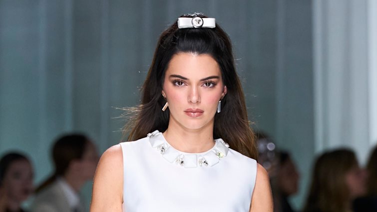 Η Kendall Jenner με το ιδιαίτερο πορτοκαλί φόρεμα που έκλεψε τις εντυπώσεις στην πασαρέλα του οίκου Chanel