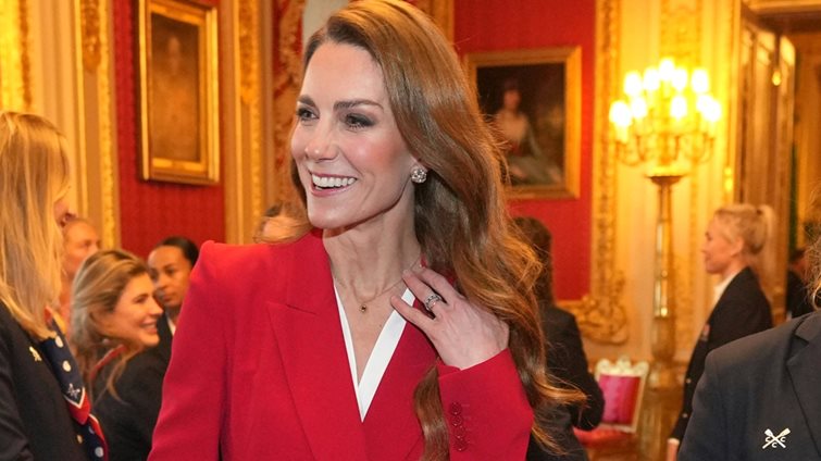 She did it again! Η Kate Middleton με ασύμμετρο blazer σε φλογερό κόκκινο που είχε φορέσει πριν από 3 χρόνια