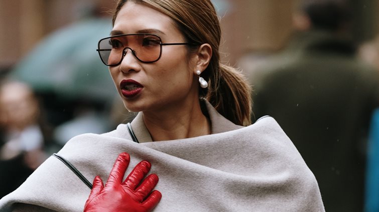 Αυτό είναι το κομψό αξεσουάρ του χειμώνα που επιστρέφει δυναμικά