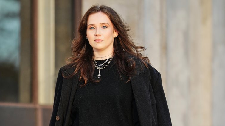 Απεχθάνεσαι τις παγιέτες; Αυτά τα μίνιμαλ λουκ θα σου δώσουν έμπνευση για τις festive εμφανίσεις σου