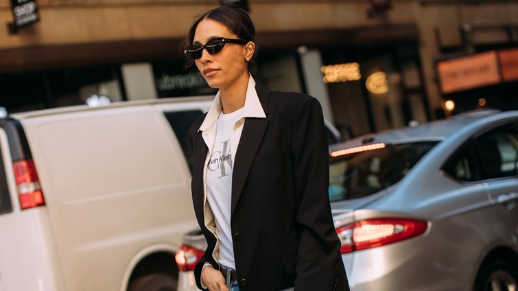 Γι' αυτό το τζιν μιλούν όλα τα stylish girls σε Instagram και TikTok