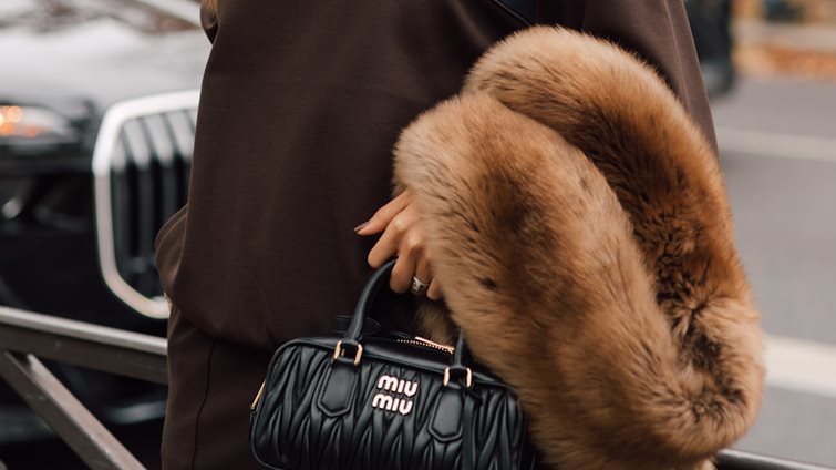 Γούνινο κασκόλ: Το must have item του χειμώνα και πώς να το φορέσεις