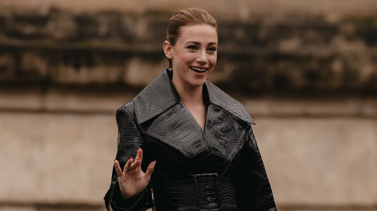 Η Lili Reinhart φόρεσε το δερμάτινο παλτό που θα γίνει το επόμενο fashion item που θα αποκτήσεις