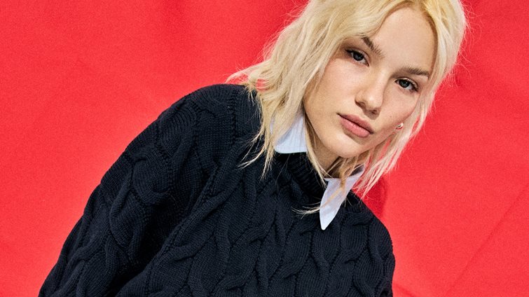 Οι νέες αφίξεις της Stradivarius θα σε βάλουν σε πειρασμό να ανανεώσεις την γκαρνταρόμπα του 2026