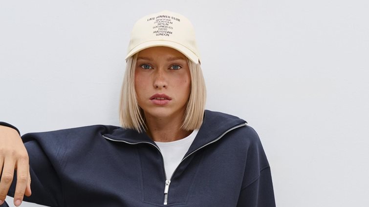 Casual chic: Το φούτερ από Stradivarius που θα κάνει τα street style λουκ runway-ready