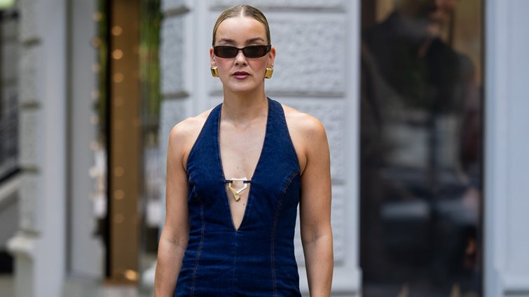 Η ολόσωμη denim φόρμα από MANGO που θα ερωτευτείς με την πρώτη ματιά