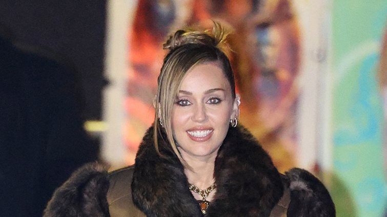 Miley Cyrus: Η statement γούνα που θα θες να προσθέσεις στην γκαρνταρόμπα σου