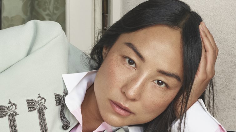 Η Greta Lee γίνεται η νέα μούσα του οίκου Dior
