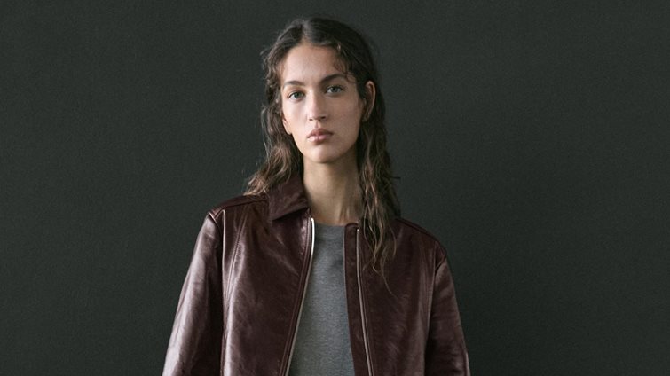 Το glossy τζάκετ από Massimo Dutti που θα φοράς από το πρωί μέχρι το βράδυ