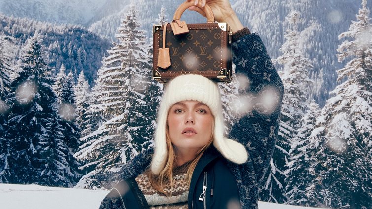 White Freedom: Η Κλέλια Ανδριολάτου ανεβαίνει στις κορυφές της χειμερινής πολυτέλειας