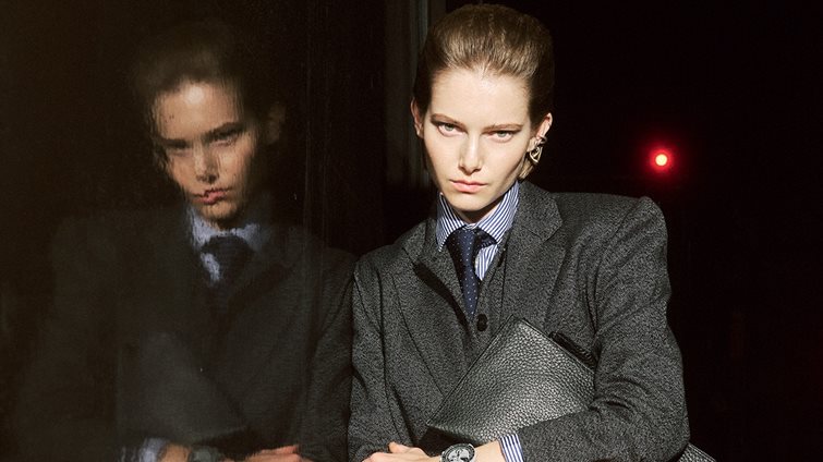 Από το γραφείο στην έξοδο: Τα office looks παραδίδονται στο σαγηνευτικό σκοτάδι