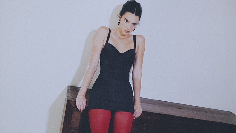 Η Kendall Jenner μας δείχνει πώς θα αναβαθμίσουμε το απλό μαύρο φόρεμα