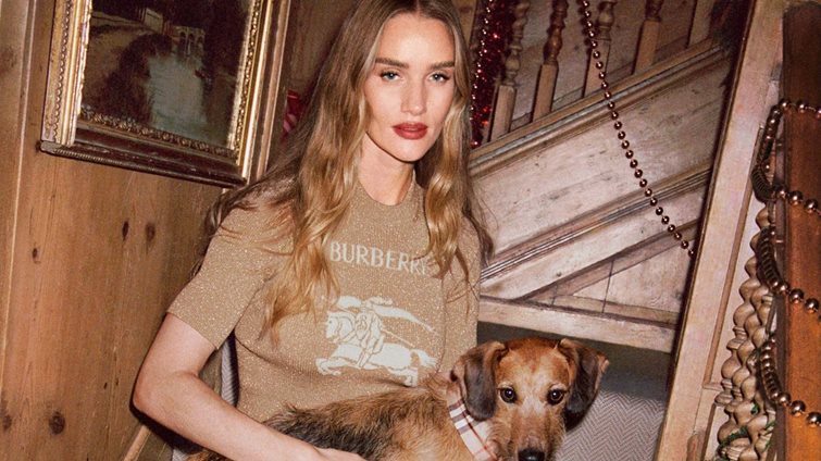 Η Rosie Huntington-Whiteley πρωταγωνιστεί στην απόλυτη χριστουγεννιατική καμπάνια που θα μας βάλει σε γιορτινό mood