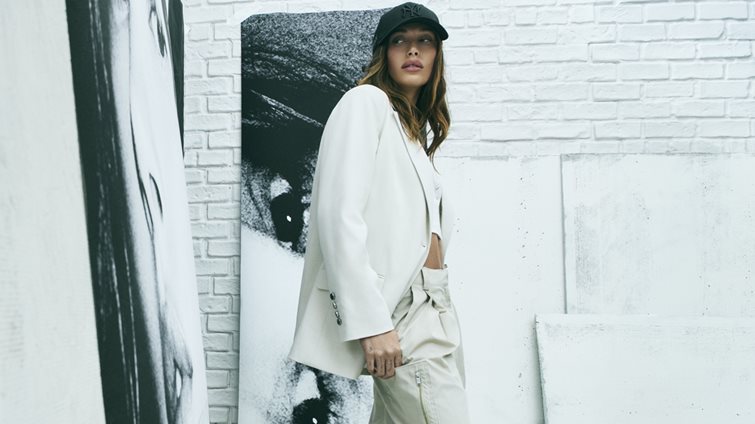 DKNY: Η Hailey Bieber είναι το πρόσωπο της καμπάνιας για την Άνοιξη 2026