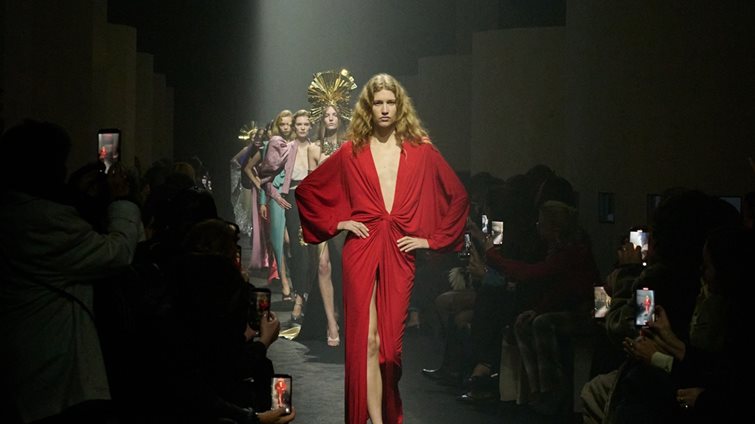 Valentino Haute Couture SS26: Όταν το ένδυμα γίνεται αντικείμενο σιωπηλής λατρείας