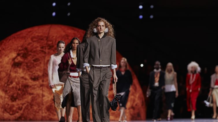 Chanel SS26: Στο σύμπαν του Matthieu Blazy δεν υπάρχει χοροχρόνος, μόνο αυθεντική αγάπη για τη μόδα