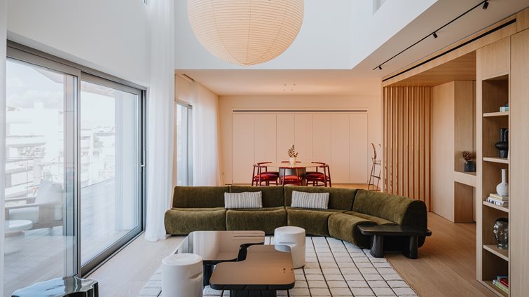 RM Penthouse: Μια σύγχρονη φωτεινή ρετιρέ κατοικία στα Νότια Προάστεια που ισορροπεί ανάμεσα στον μινιμαλισμό και την οικειότητα