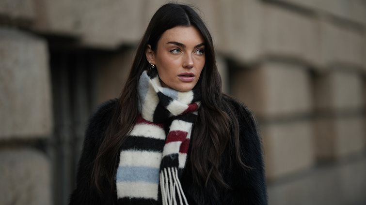 Στην άκρη το κασκόλ: Αυτή είναι η μεγαλύτερη τάση που έχουν υιοθετήσει τα stylish girls