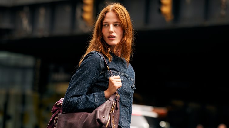 Frugal chic girl: Ποια είναι η τάση που τρεντάρει στα social media;